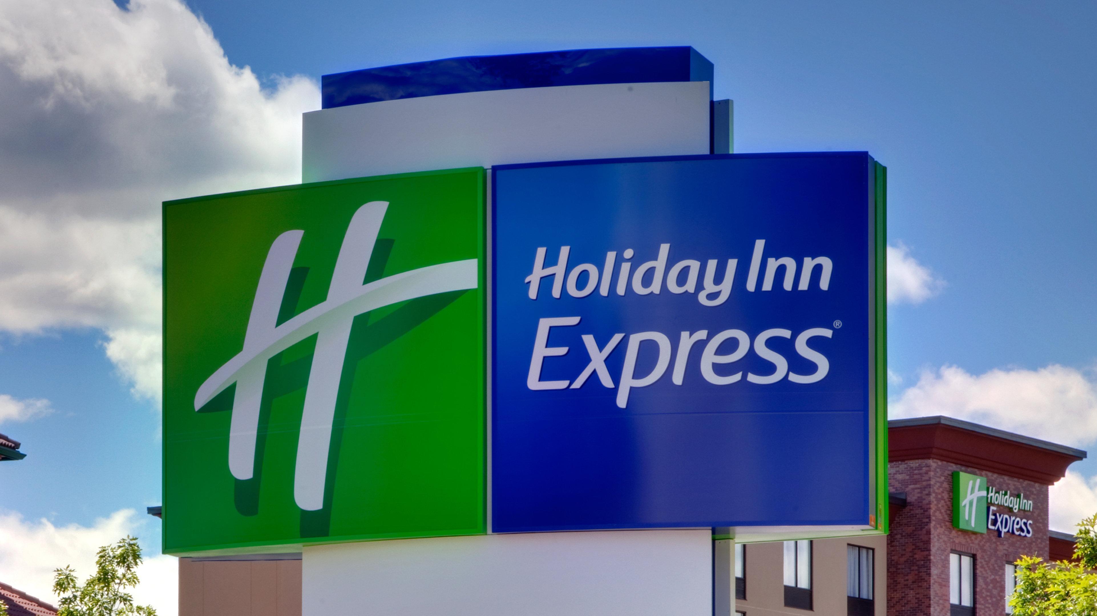 Holiday Inn Express & Suites - Redding, An Ihg Hotel Exterior photo